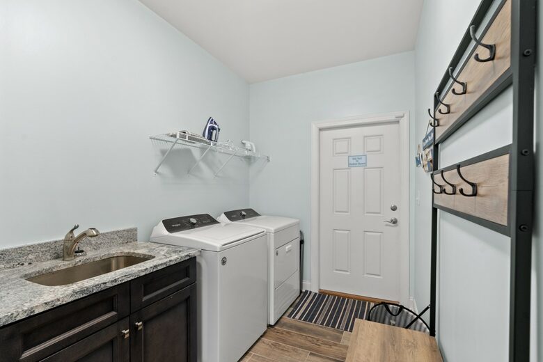 Mudroom w/full sized Laundry (door to outside shower)