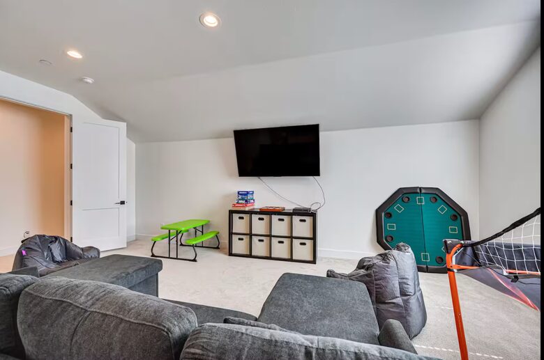 Modern Flagstaff Retreat Surrounded by Pines - Flagstaff, Arizona