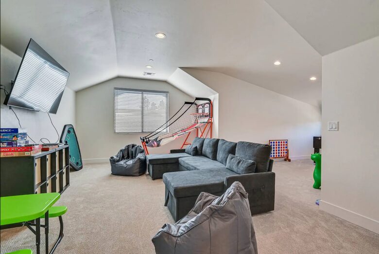 Modern Flagstaff Retreat Surrounded by Pines - Flagstaff, Arizona