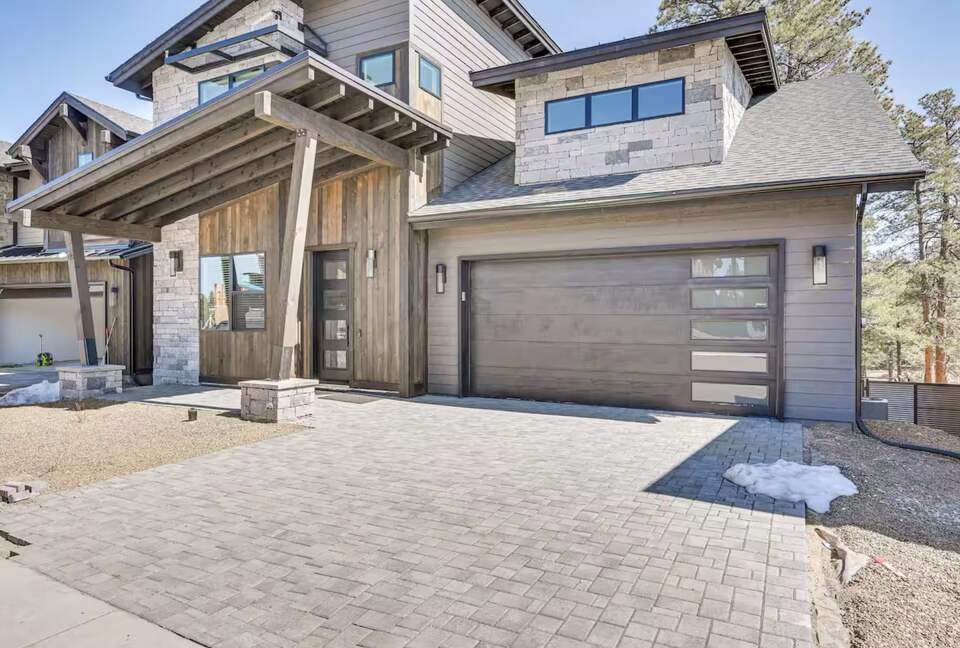 Modern Flagstaff Retreat Surrounded by Pines - Flagstaff, Arizona