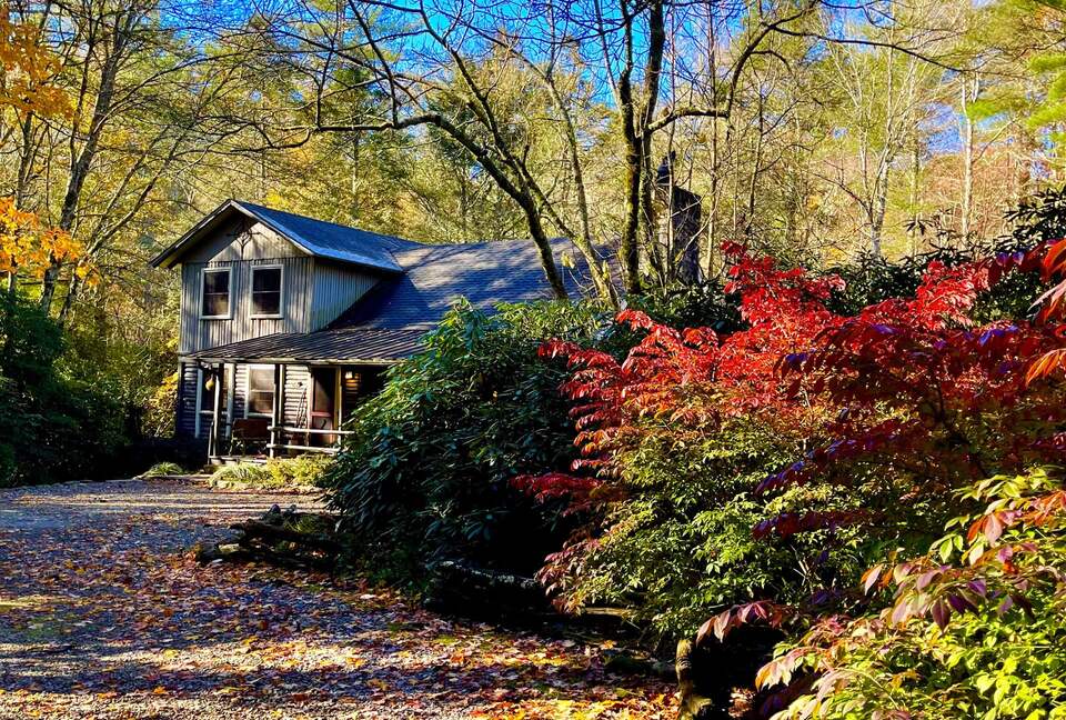 Cozy Highlands Escape on 3 Acres with Creek - Highlands, North Carolina