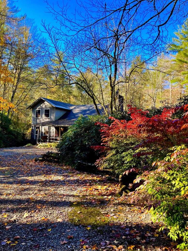 Cozy Highlands Escape on 3 Acres with Creek - Highlands, North Carolina