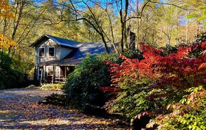Cozy Highlands Escape on 3 Acres with Creek - Highlands, North Carolina