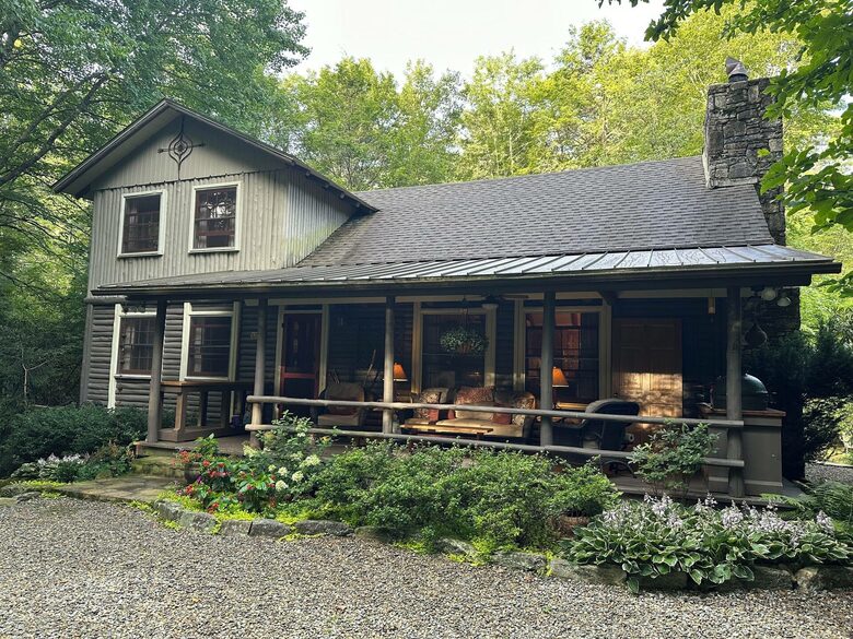 Cozy Highlands Escape on 3 Acres with Creek - Highlands, North Carolina