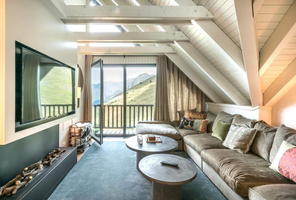 Mountain View Elegance with Ski in Ski out Access - Baqueira Beret, Spain