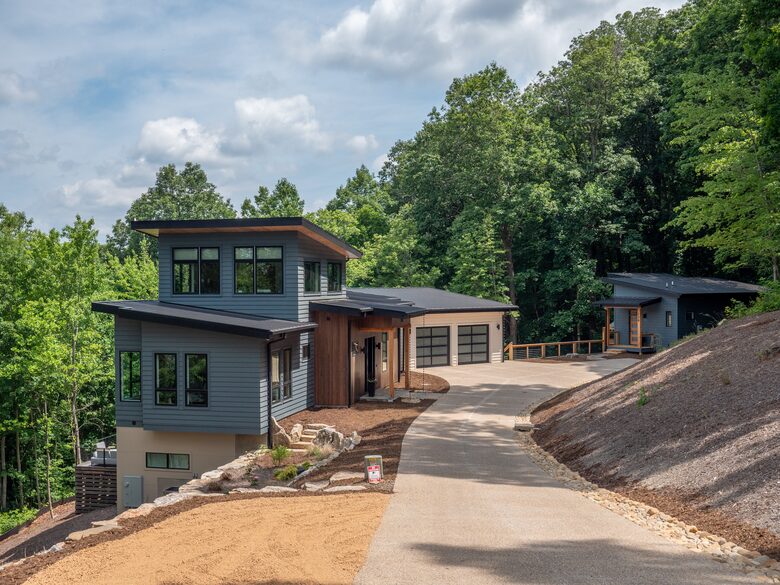 Private lot with parking for 3 cars and access to garage