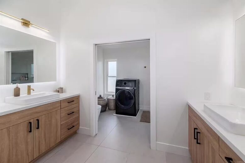 Stylish Carlsbad Escape with Modern Comfort - Carlsbad, California