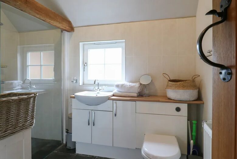 A Tasteful Cottage Among Gold Medal Gardens - Maidstone, United Kingdom