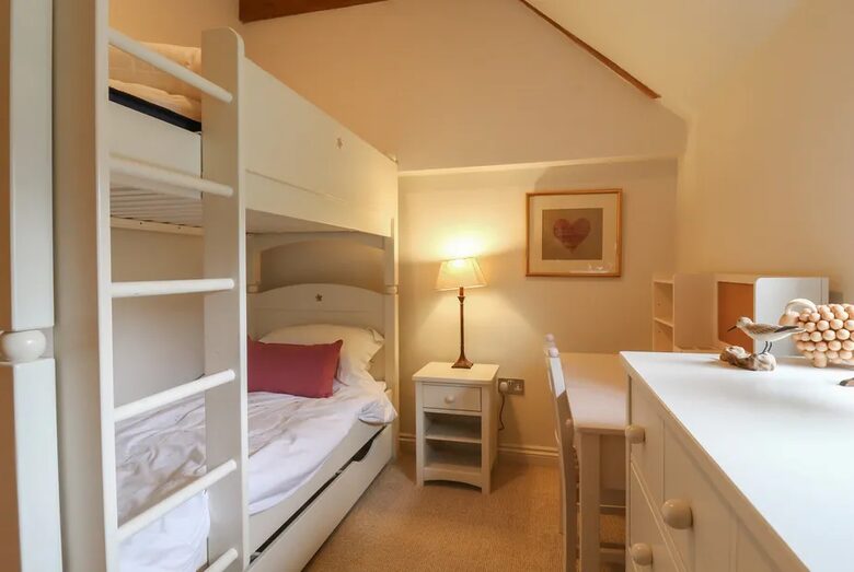 A Tasteful Cottage Among Gold Medal Gardens - Maidstone, United Kingdom
