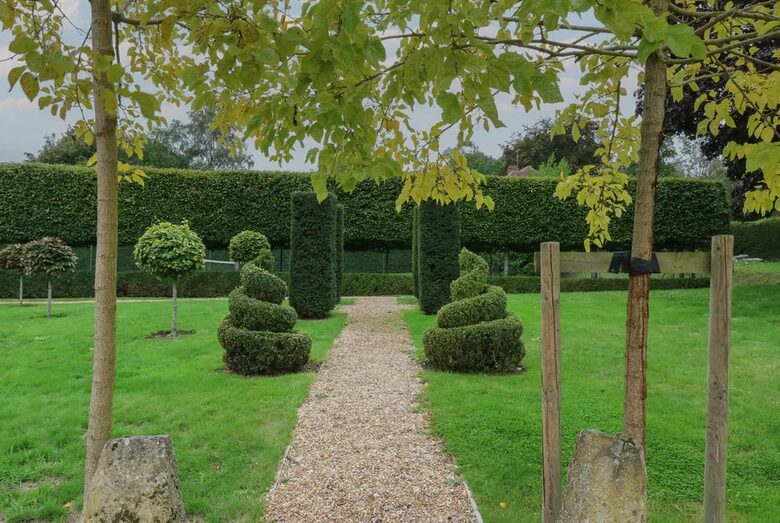 A Tasteful Cottage Among Gold Medal Gardens - Maidstone, United Kingdom