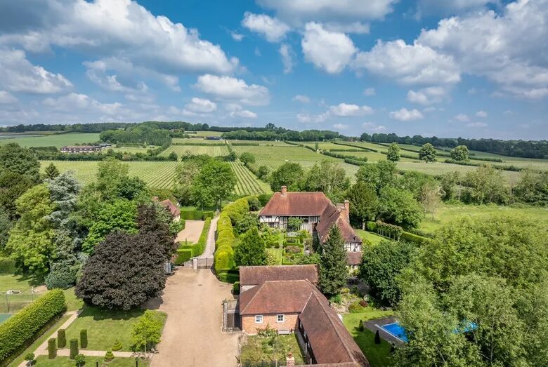 A Tasteful Cottage Among Gold Medal Gardens - Maidstone, United Kingdom