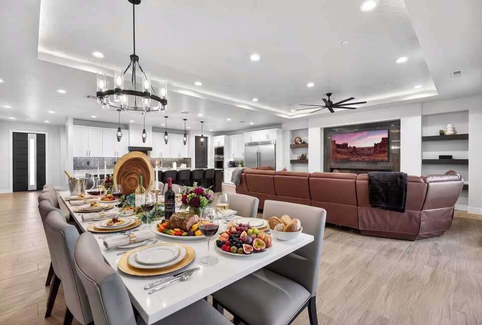 Luxury 7BR Escape Near Zion with Private Pool - Hurricane, Utah