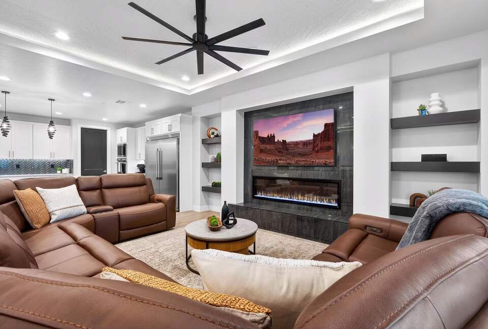 Luxury 7BR Escape Near Zion with Private Pool - Hurricane, Utah