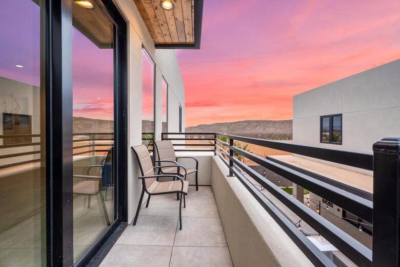 Luxury 7BR Escape Near Zion with Private Pool - Hurricane, Utah