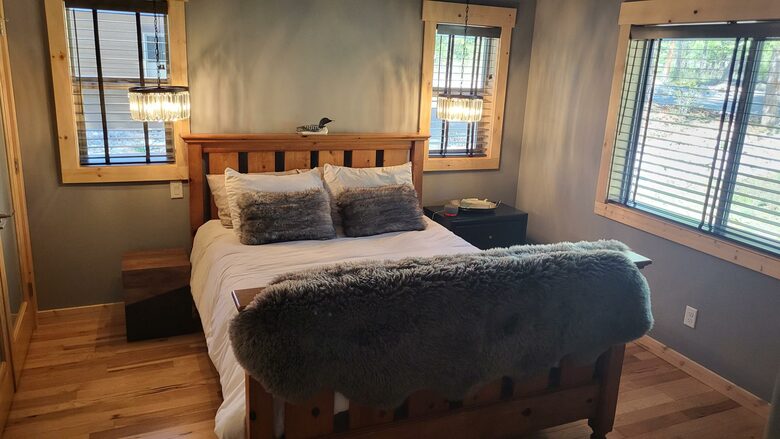Queen bedrm with ensuite(double vanity, toilet, soaking tub)