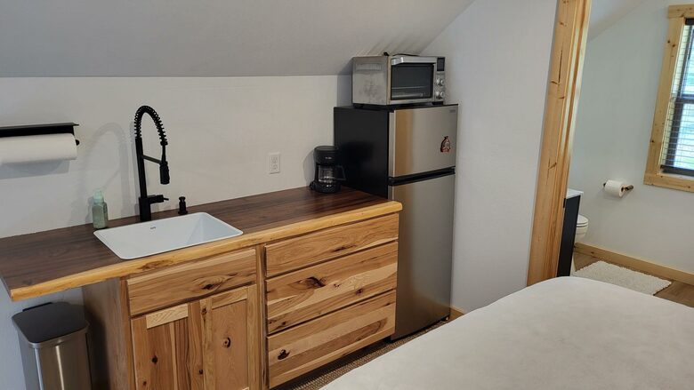 Kitchenette stocked w/convection oven, fridge/frzr, coffee