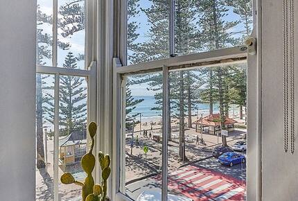 Manly Beachfront Stay with Ocean Views Near Ferry - Manly, Australia