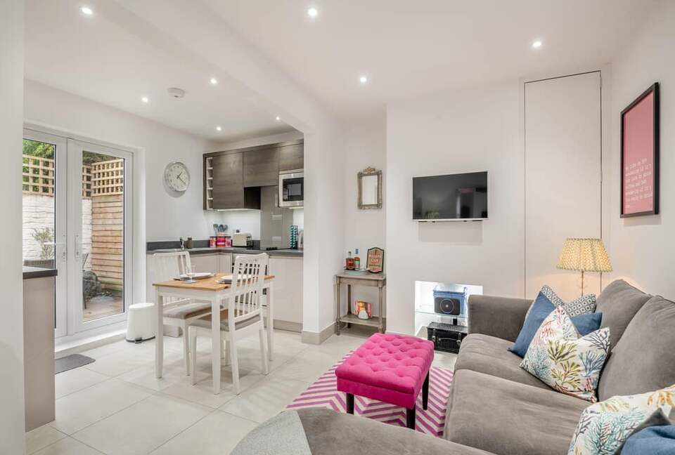 The Rum Cottage in Cheltenham’s Cultural Heart - Cheltenham, United Kingdom