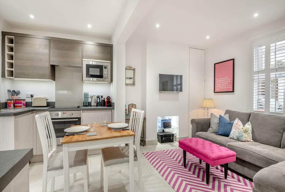 The Rum Cottage in Cheltenham’s Cultural Heart - Cheltenham, United Kingdom