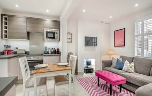 The Rum Cottage in Cheltenham’s Cultural Heart - Cheltenham, United Kingdom