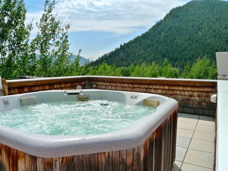 Hot tub on the roof with a 360 view.