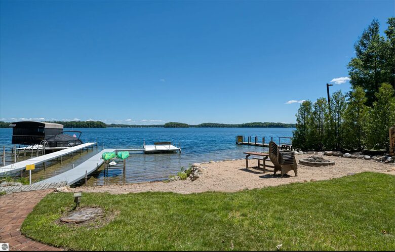 Dock avaialable in the summer