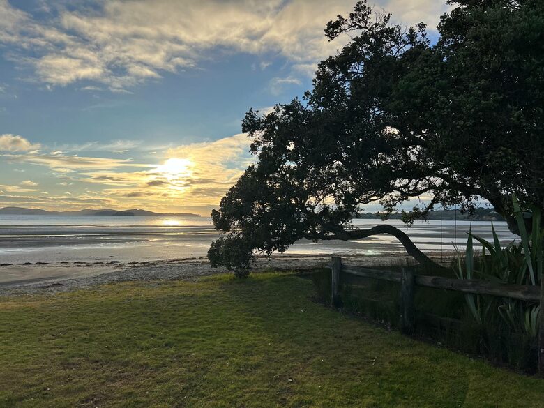 Snells Beach Escape with Direct Access & Coastal Living - Snells Beach, New Zealand
