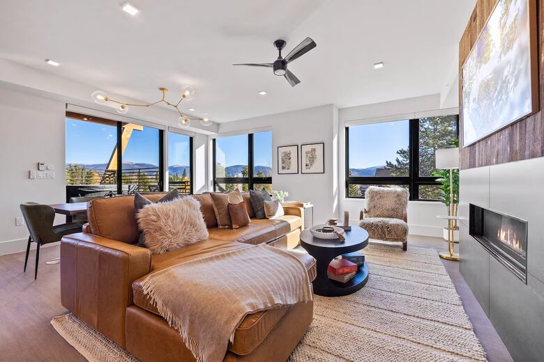 Top-Floor Frisco Retreat with Hot Tub & Mountain Views - Frisco, Colorado