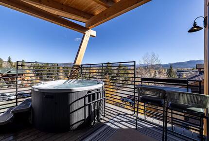 Top-Floor Frisco Retreat with Hot Tub & Mountain Views - Frisco, Colorado