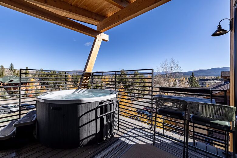 Top-Floor Frisco Retreat with Hot Tub & Mountain Views - Frisco, Colorado