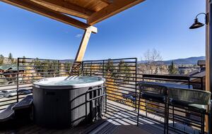 Top-Floor Frisco Retreat with Hot Tub & Mountain Views - Frisco, Colorado