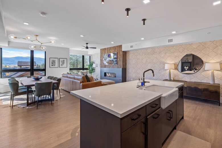 Top-Floor Frisco Retreat with Hot Tub & Mountain Views - Frisco, Colorado