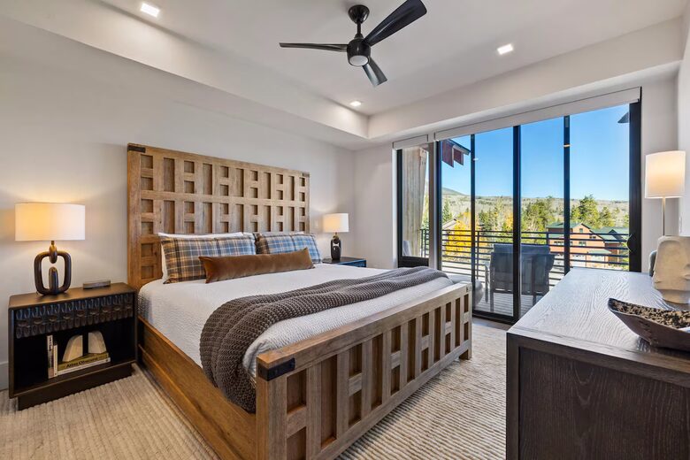 Top-Floor Frisco Retreat with Hot Tub & Mountain Views - Frisco, Colorado