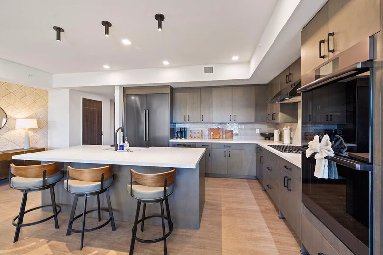 Top-Floor Frisco Retreat with Hot Tub & Mountain Views - Frisco, Colorado