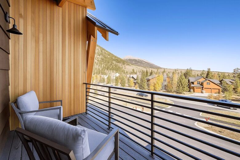 Top-Floor Frisco Retreat with Hot Tub & Mountain Views - Frisco, Colorado