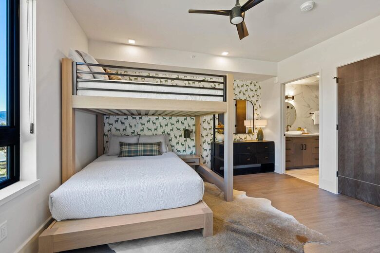 Top-Floor Frisco Retreat with Hot Tub & Mountain Views - Frisco, Colorado