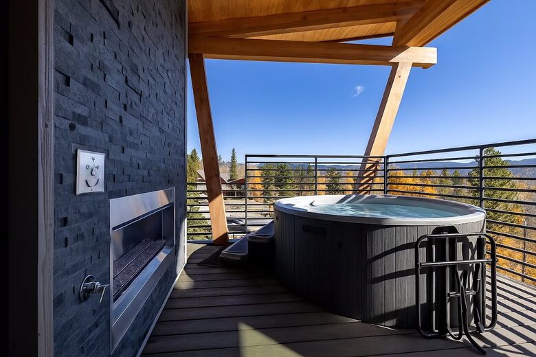 Top-Floor Frisco Retreat with Hot Tub & Mountain Views - Frisco, Colorado
