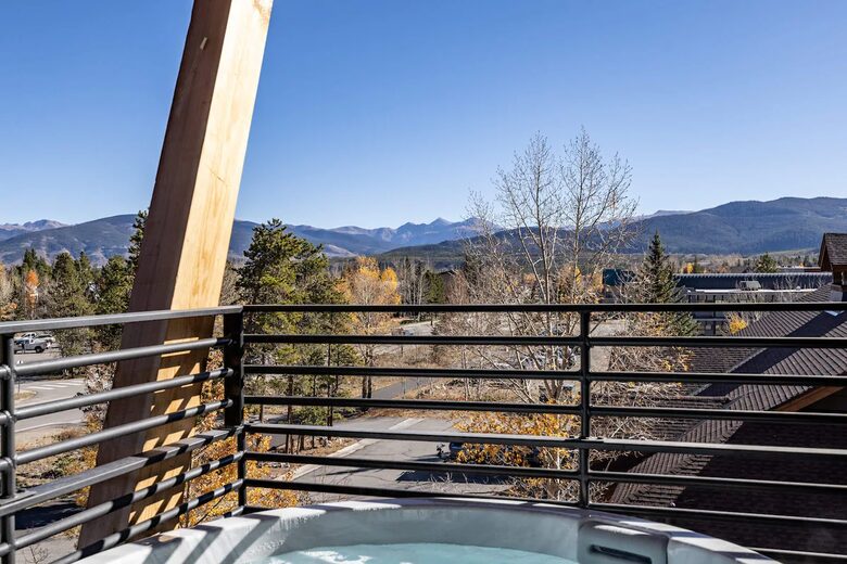 Top-Floor Frisco Retreat with Hot Tub & Mountain Views - Frisco, Colorado