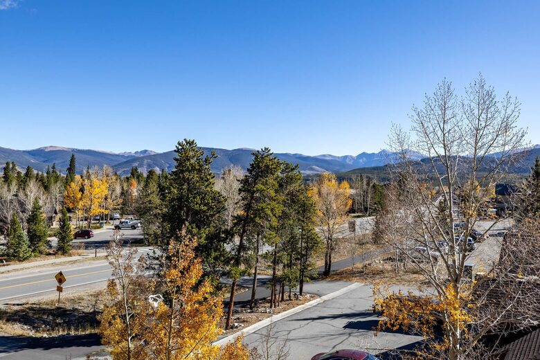 Top-Floor Frisco Retreat with Hot Tub & Mountain Views - Frisco, Colorado