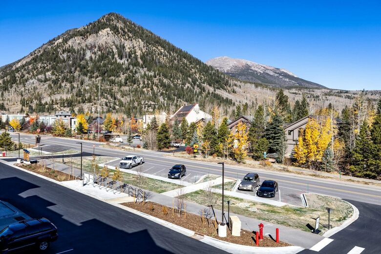 Top-Floor Frisco Retreat with Hot Tub & Mountain Views - Frisco, Colorado