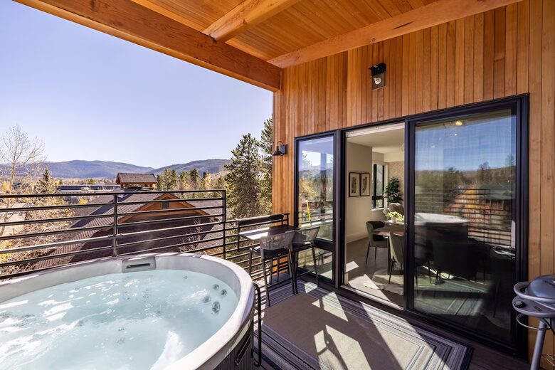 Top-Floor Frisco Retreat with Hot Tub & Mountain Views - Frisco, Colorado