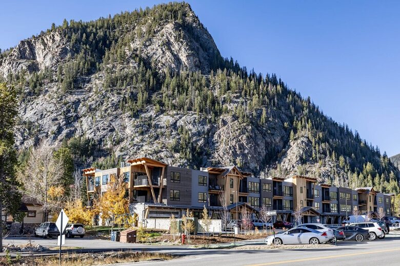 Top-Floor Frisco Retreat with Hot Tub & Mountain Views - Frisco, Colorado