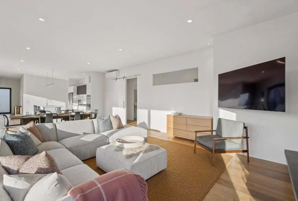 Modern Alpine Escape Near Lake Wānaka - Wanaka, New Zealand