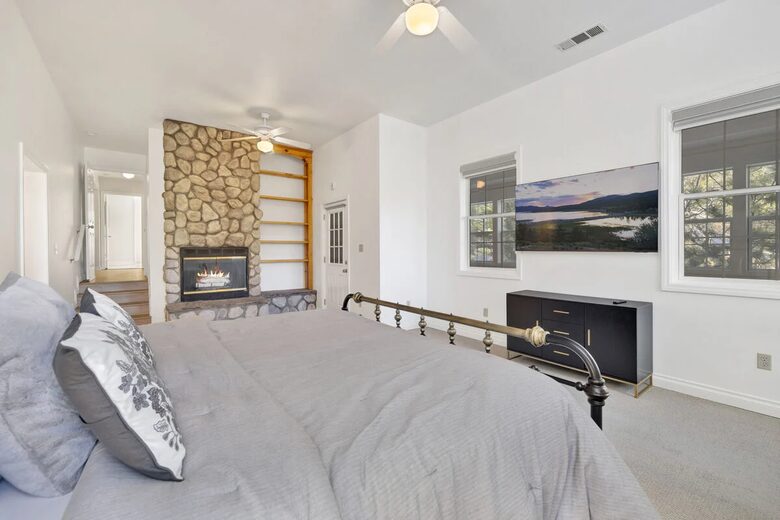 Large Alpine Retreat in Castle Glen Estates - Big Bear Lake, California