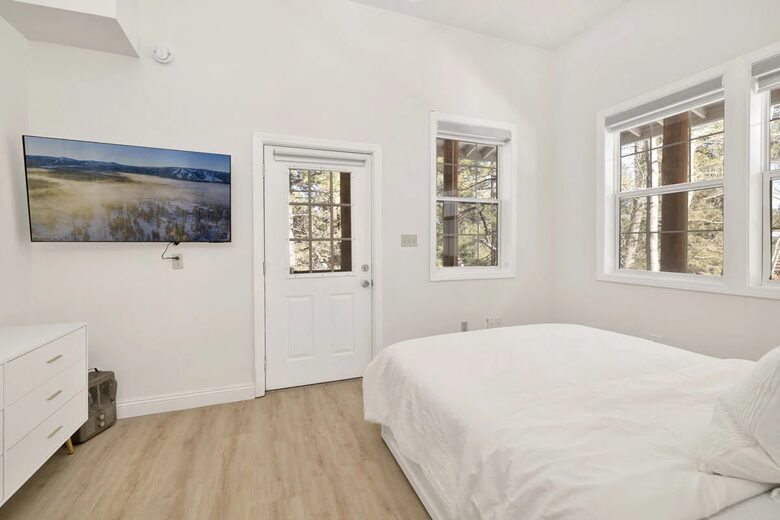 Large Alpine Retreat in Castle Glen Estates - Big Bear Lake, California