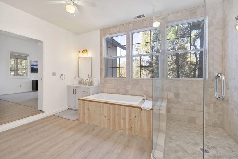 Large Alpine Retreat in Castle Glen Estates - Big Bear Lake, California