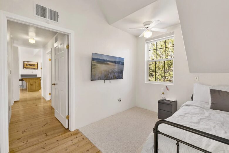 Large Alpine Retreat in Castle Glen Estates - Big Bear Lake, California