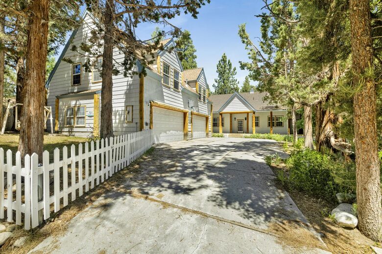 Large Alpine Retreat in Castle Glen Estates - Big Bear Lake, California