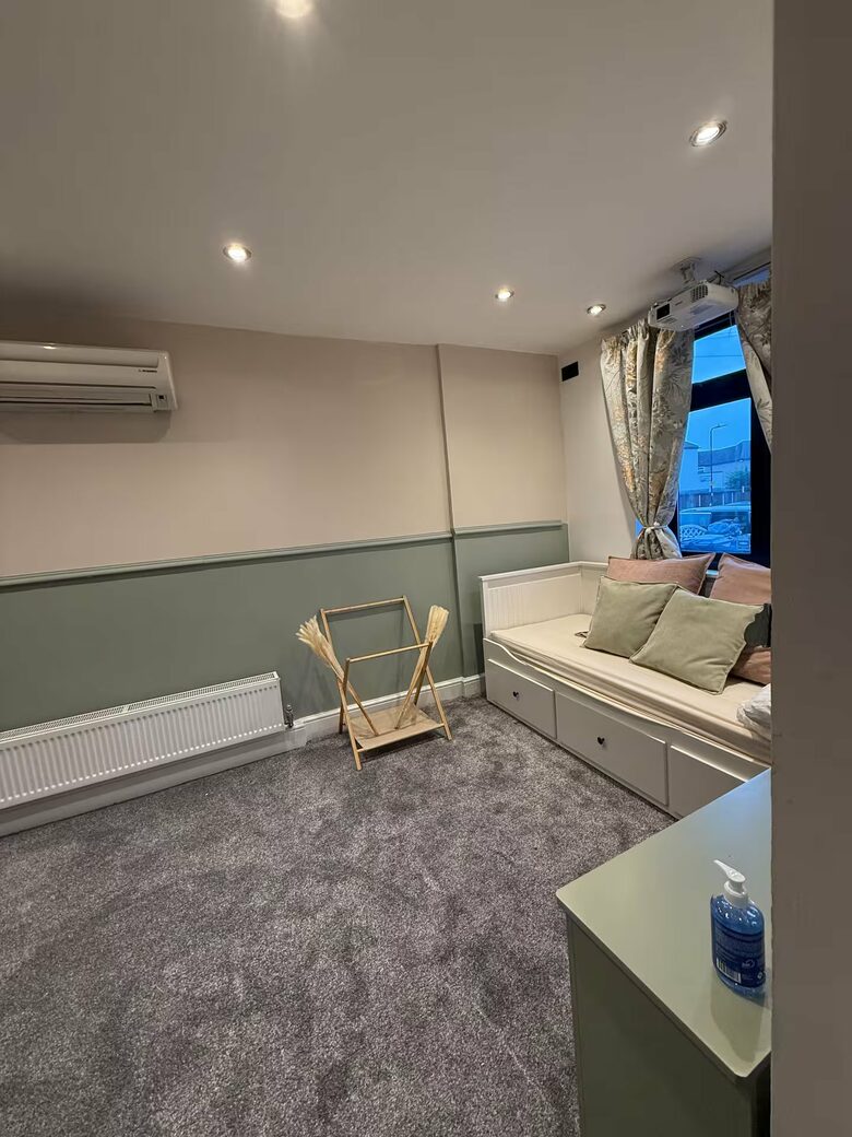 A Refined Home with Canal Access Near Wembley - Greenford, United Kingdom