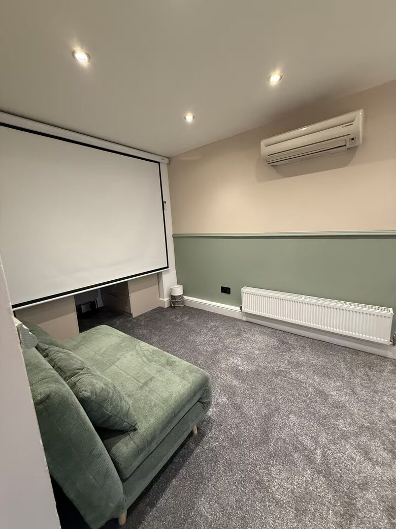 A Refined Home with Canal Access Near Wembley - Greenford, United Kingdom